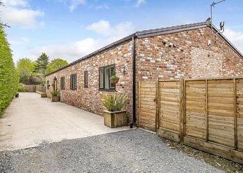 The Stables Retreat - Ladera Retreat Lodges, Eaton, Congleton