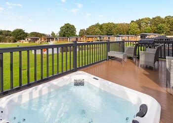 Lake View - Ladera Retreat Lodges, Eaton, Congleton