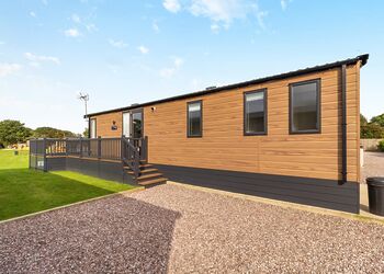 Lake View - Ladera Retreat Lodges, Eaton, Congleton