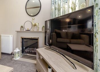 Lake View - Ladera Retreat Lodges, Eaton, Congleton