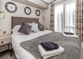 Lake View - Ladera Retreat Lodges, Eaton, Congleton