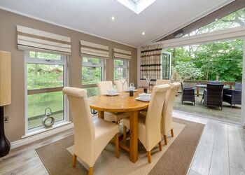 The Woodlands Retreat - Ladera Retreat Lodges, Eaton, Congleton