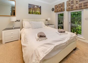 The Woodlands Retreat - Ladera Retreat Lodges, Eaton, Congleton