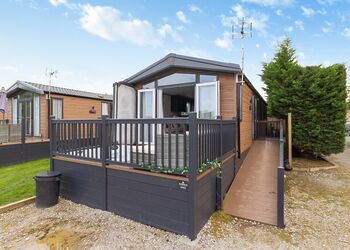 The Riverside - Ladera Retreat Lodges, Eaton, Congleton