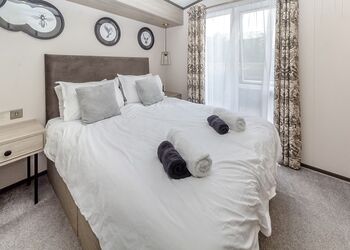 The Riverside - Ladera Retreat Lodges, Eaton, Congleton