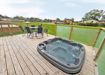 Oak Tree - Ladera Retreat Lodges, Eaton, Congleton