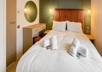 Oak Tree - Ladera Retreat Lodges, Eaton, Congleton