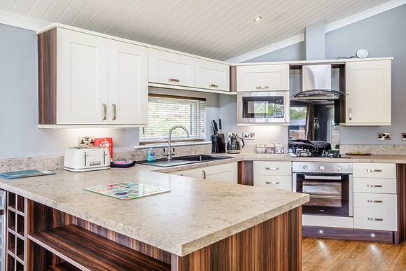 Ladera Luxury Lodge 3 - Ladera Retreat Lodges, Eaton, Congleton