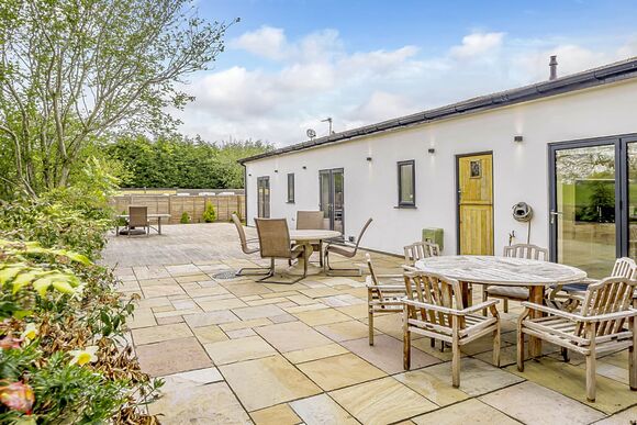 The Stables Retreat - Ladera Retreat Lodges, Eaton, Congleton