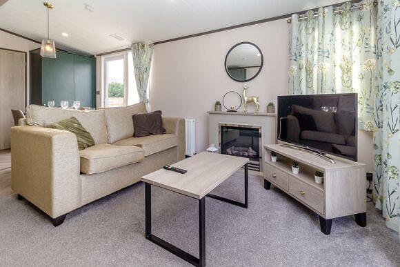 Lake View - Ladera Retreat Lodges, Eaton, Congleton