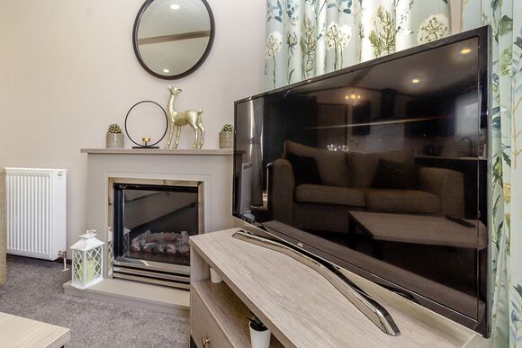 Lake View - Ladera Retreat Lodges, Eaton, Congleton