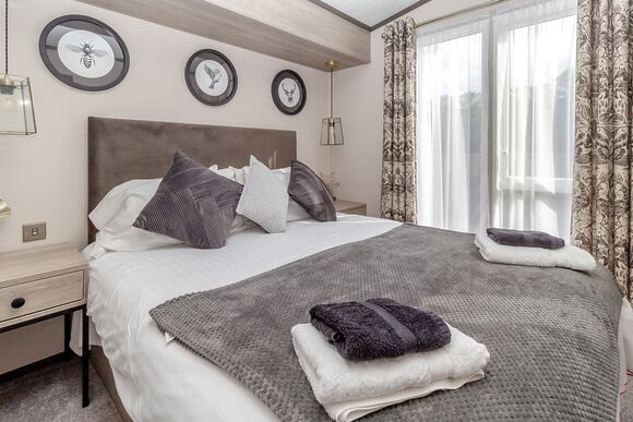 Lake View - Ladera Retreat Lodges, Eaton, Congleton