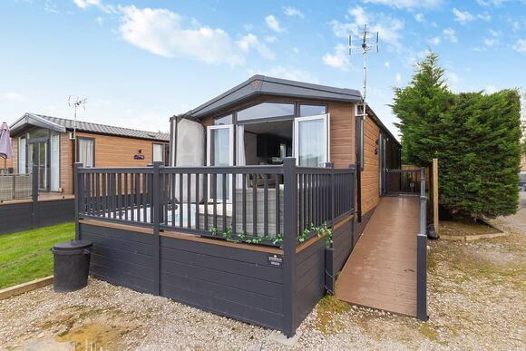 The Riverside - Ladera Retreat Lodges, Eaton, Congleton