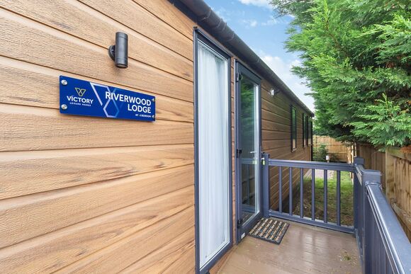 The Riverside - Ladera Retreat Lodges, Eaton, Congleton