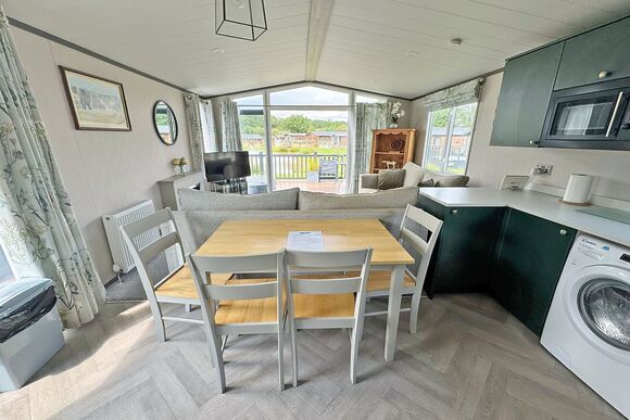The Lakeland - Ladera Retreat Lodges, Eaton, Congleton