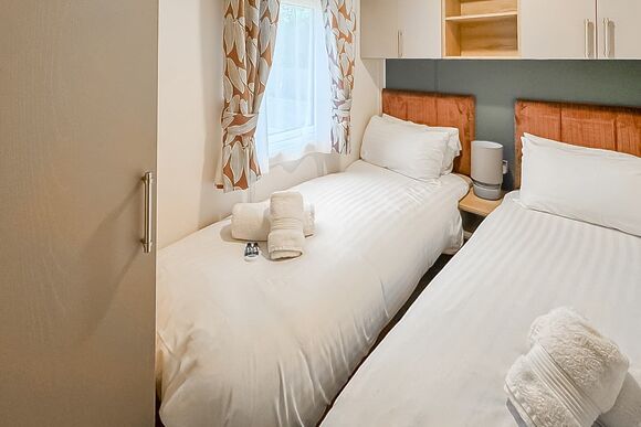 Oak Tree - Ladera Retreat Lodges, Eaton, Congleton