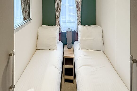 Oak Tree - Ladera Retreat Lodges, Eaton, Congleton