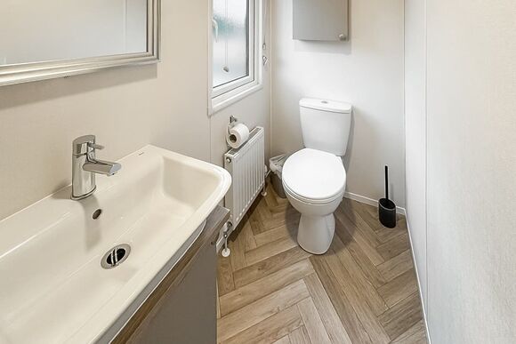 Oak Tree - Ladera Retreat Lodges, Eaton, Congleton