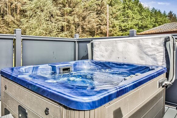 Luxury 3 bed Hot Tub Lodge (Pet) - Loch Awe Holiday Park, Bridge of Awe, Taynuilt, Argyll