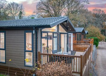 Lake View 2 bedroom lodge with hot tub (sleeps 4) - Lakeview Manor Lodges, Dunkeswell, Honiton