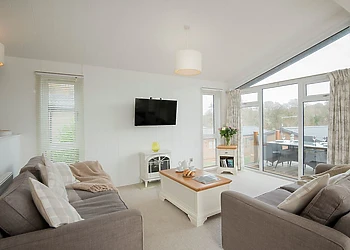 Lake View 3 bedroom lodge with hot tub (sleeps 6) 