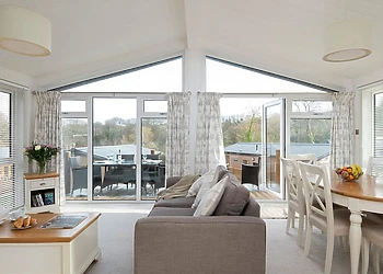 Lake View 3 bedroom lodge with hot tub (sleeps 6) 