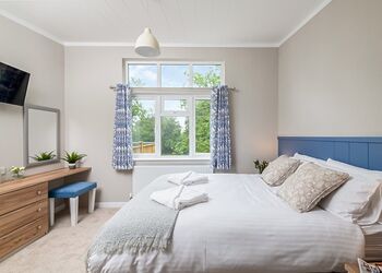 Lake Front 2 bedroom lodge - Lakeview Manor Lodges, Dunkeswell, Honiton