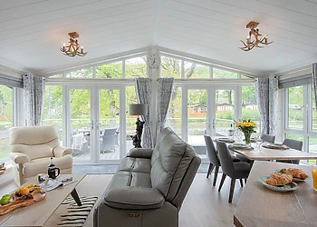 Lake Front 2 bedroom lodge 