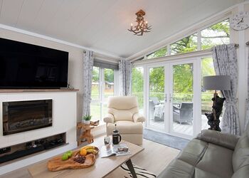 Lake Front 2 bedroom lodge - Lakeview Manor Lodges, Dunkeswell, Honiton