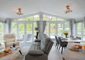 Lake Front 2 bedroom lodge - Lakeview Manor Lodges, Dunkeswell, Honiton