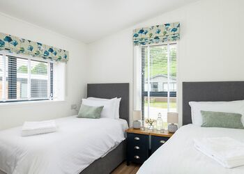 Valley Lake Front 2 bed Hot Tub Pet (sleeps 4) - Lakeview Manor Lodges, Dunkeswell, Honiton