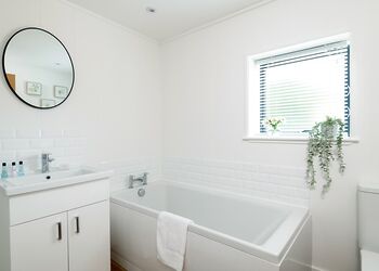 Valley Lake Front 2 bed Hot Tub Pet (sleeps 4) - Lakeview Manor Lodges, Dunkeswell, Honiton