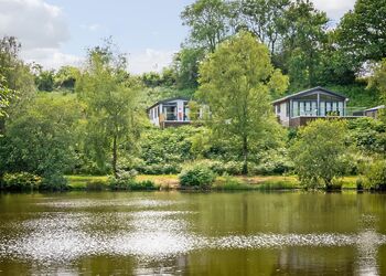 Valley Lake Front 2 bed Hot Tub Pet (sleeps 6) - Lakeview Manor Lodges, Dunkeswell, Honiton