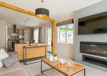 Valley Lake Front 2 bed Hot Tub Pet (sleeps 6) - Lakeview Manor Lodges, Dunkeswell, Honiton