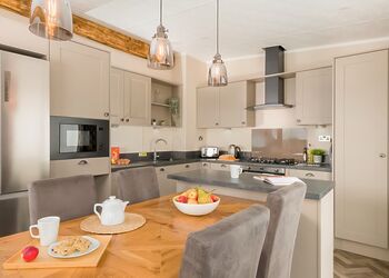 Valley Lake Front 2 bed Hot Tub Pet (sleeps 6) - Lakeview Manor Lodges, Dunkeswell, Honiton