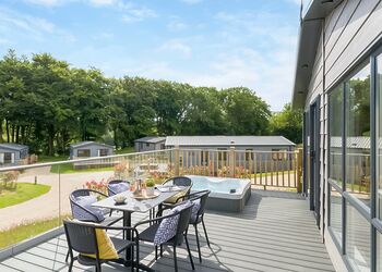 Valley Park View 3 bed Hot Tub Pet (sleeps 6) - Lakeview Manor Lodges, Dunkeswell, Honiton