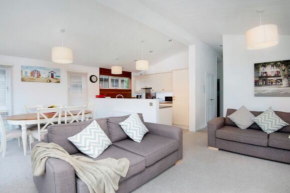 Lake View 2 bedroom lodge with hot tub (sleeps 4) - Lakeview Manor Lodges, Dunkeswell, Honiton