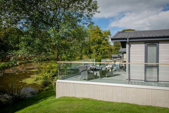 Lake Front 2 bedroom lodge - Lakeview Manor Lodges, Dunkeswell, Honiton