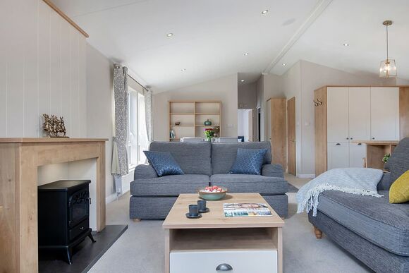 Lake Front 2 bedroom lodge (sleeps 6), Lakeview Lodge 18 - Lakeview Manor Lodges, Dunkeswell, Honiton