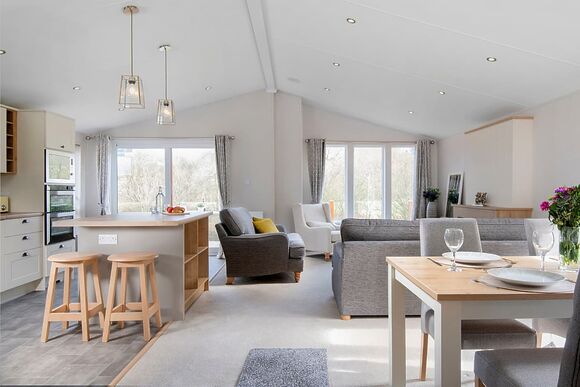 Lakeview Lodge 18, Lake Front 2 bedroom lodge (sleeps 6) - Lakeview Manor Lodges, Dunkeswell, Honiton