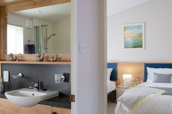 Lake Front 2 bedroom lodge (sleeps 6), Lakeview Lodge 18 - Lakeview Manor Lodges, Dunkeswell, Honiton