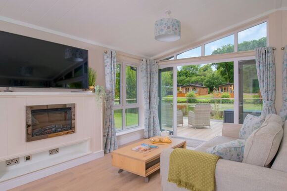 Lake Front 2 bedroom lodge (sleeps 4) - Lakeview Manor Lodges, Dunkeswell, Honiton