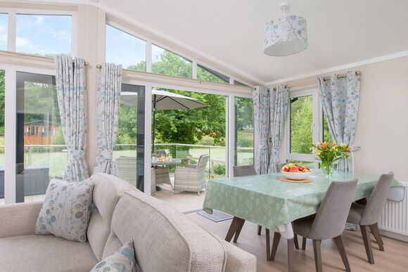 Lake Front 2 bedroom lodge (sleeps 4) - Lakeview Manor Lodges, Dunkeswell, Honiton