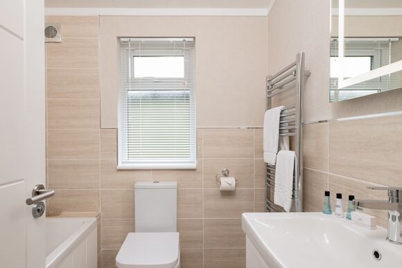 Lake Front 2 bedroom lodge (sleeps 4) - Lakeview Manor Lodges, Dunkeswell, Honiton