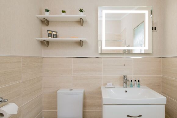 Lake Front 2 bedroom lodge (sleeps 4) - Lakeview Manor Lodges, Dunkeswell, Honiton