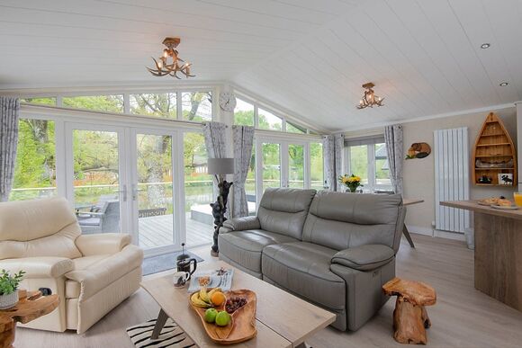 Lake Front 2 bedroom lodge - Lakeview Manor Lodges, Dunkeswell, Honiton