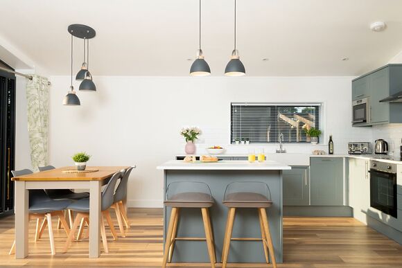 Valley Lake Front 2 bed Hot Tub Pet (sleeps 4) - Lakeview Manor Lodges, Dunkeswell, Honiton