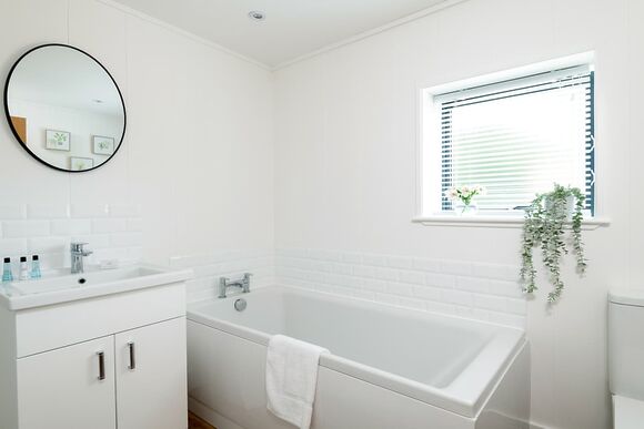 Valley Lake Front 2 bed Hot Tub Pet (sleeps 4) - Lakeview Manor Lodges, Dunkeswell, Honiton