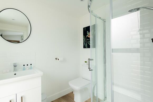 Valley Lake Front 2 bed Hot Tub Pet (sleeps 4) - Lakeview Manor Lodges, Dunkeswell, Honiton