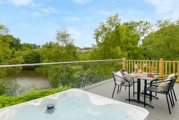 Valley Lake Front 2 bed Hot Tub Pet (sleeps 6) - Lakeview Manor Lodges, Dunkeswell, Honiton